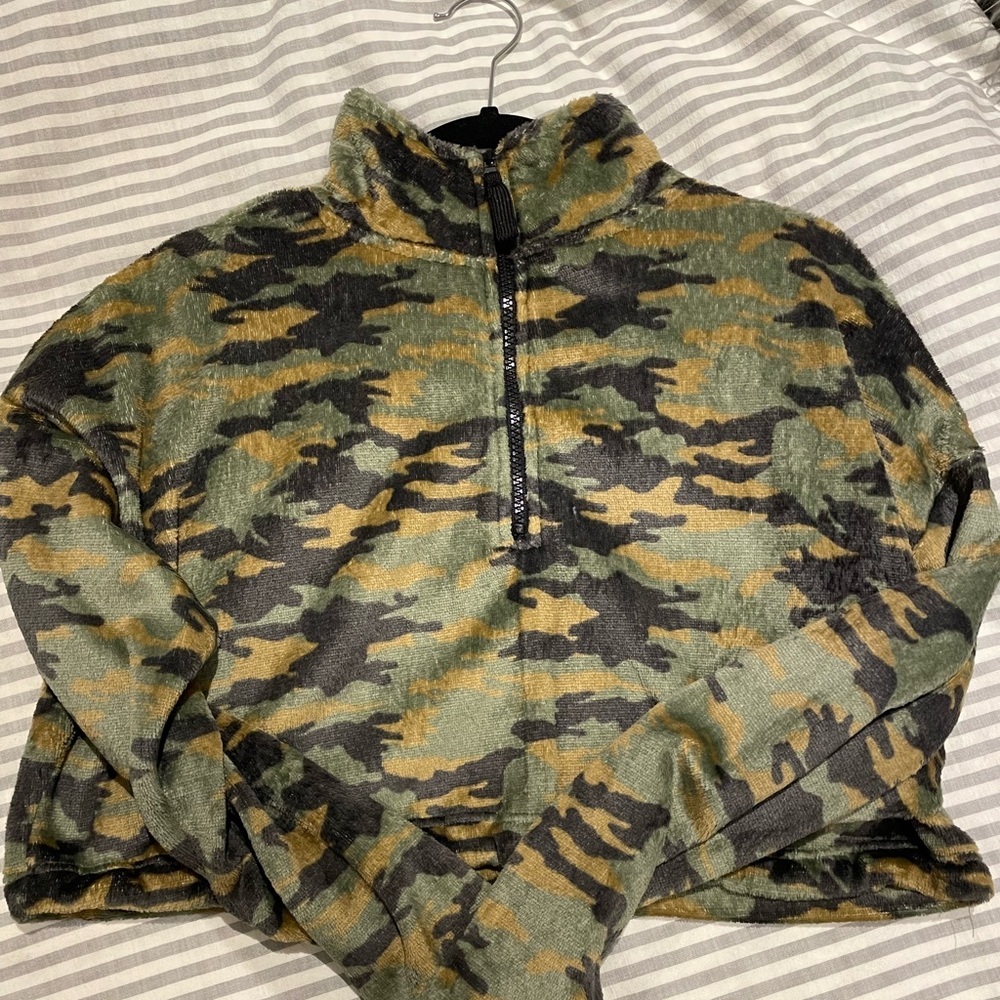 Camo Urban Outfitters cropped sweatshirt